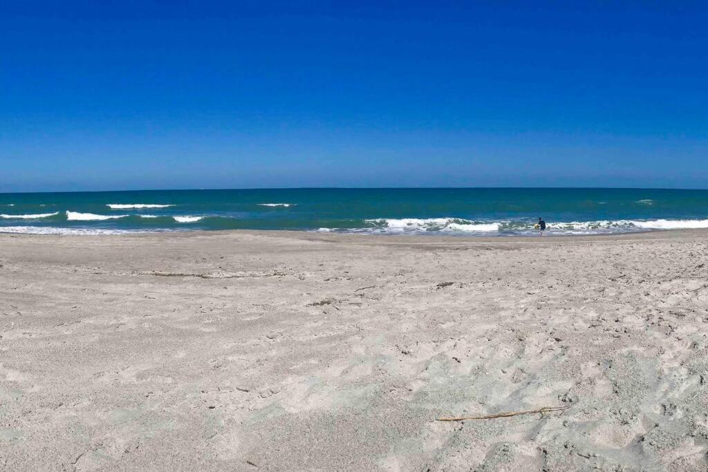 Sparkling 2Bed 1Bath Beach Home - Unit 214 شاطئ كوكوا المظهر الخارجي الصورة